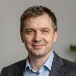 Портрет уверенного российского бизнесмена на нейтральном фоне для услуг по регистрации компаний в Шанхае