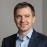 Портрет уверенного российского бизнесмена на нейтральном фоне для услуг по регистрации компаний в Шанхае