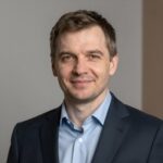 Портрет уверенного российского бизнесмена на нейтральном фоне для услуг по регистрации компаний в Шанхае